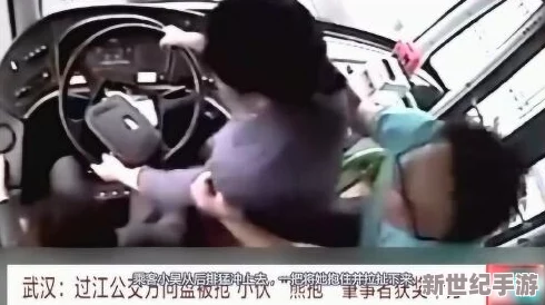 公交车强摁做开腿伸吟图片，乘客目睹惊人场面引发热议，社交媒体上讨论不断，事件背后真相如何？