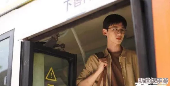 五月天乱伦：网友热议这部作品的情节设定，认为其挑战了传统道德观念，引发广泛讨论与争议