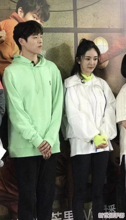 青娱乐论坛：某知名明星被拍到与神秘女子共度浪漫夜晚，疑似恋情曝光引发热议！