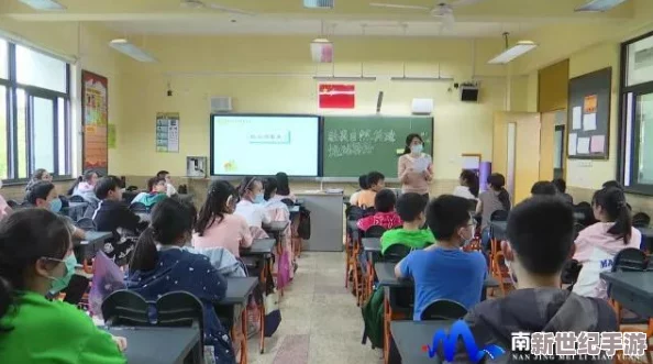 把英语委员按在桌上抄，竟然是因为他在班会上偷偷传小纸条引发的校园风波！