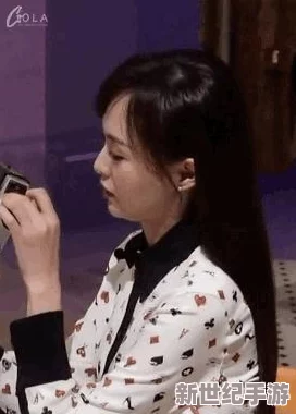 两个人打扑克剧烈运动：这种看似静态的游戏竟然能引发如此激烈的身体反应，令人意外又好奇