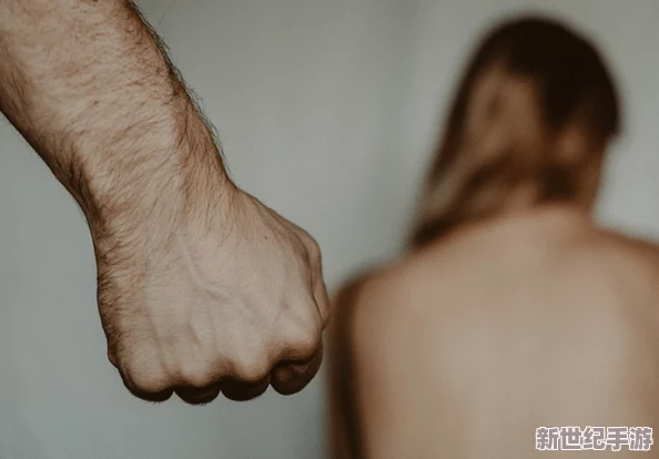 操美女大逼：探讨性别与权力关系对女性身体的影响及其文化意义
