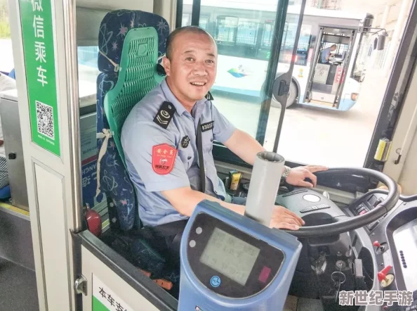 yd小镇公交车售票员的服务态度引发乘客热议，市民呼吁提升公共交通服务质量