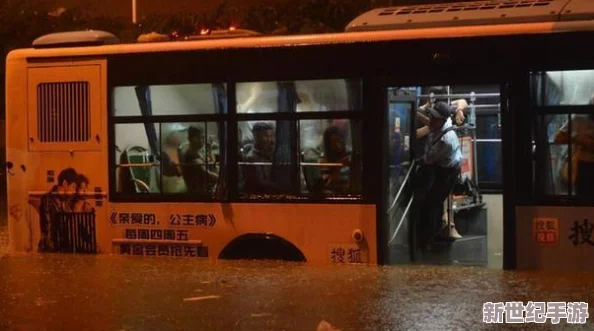 公交车站避雨1~4：突发大暴雨袭击城市，公交系统全面瘫痪，市民被困在站台无处可去！
