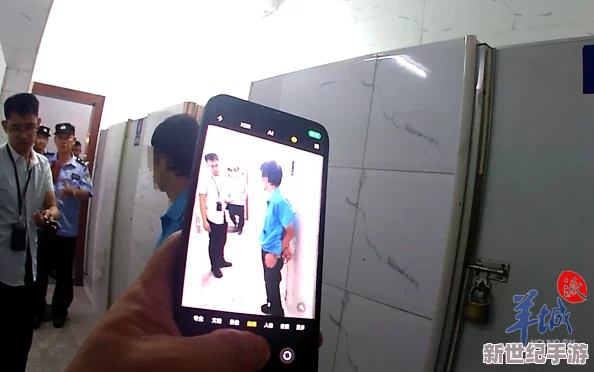 女厕近距离偷抖-阴-大-秀7：一名男子在公共女性卫生间内进行媮拍，令人震惊的事件引发了社会对隐私权和安全问题的广泛关注