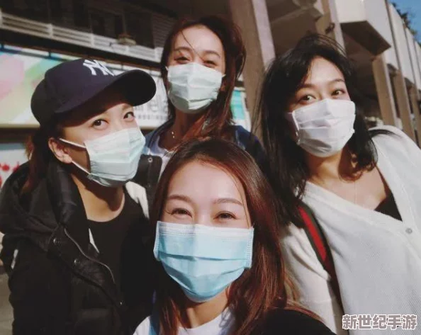 带玩具逛街时突然按下按钮，意外触发玩具发声机制，引发路人好奇与互动反应的心理分析