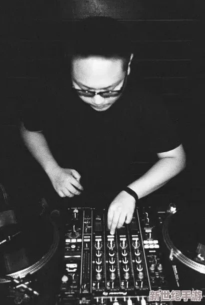 日本jazzhiphop大师：深入了解这位音乐巨匠如何将爵士乐与嘻哈文化完美融合，创造出独特的音响风格和艺术魅力
