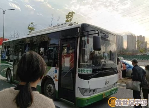 小扫货水能么多公交车电影：探讨城市交通与现代生活的交织，揭示人们日常出行的新选择与挑战