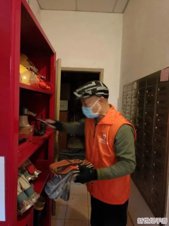 火爆社区绿巨人：惊现神秘力量引发居民恐慌，绿巨人或成邻里守护神！