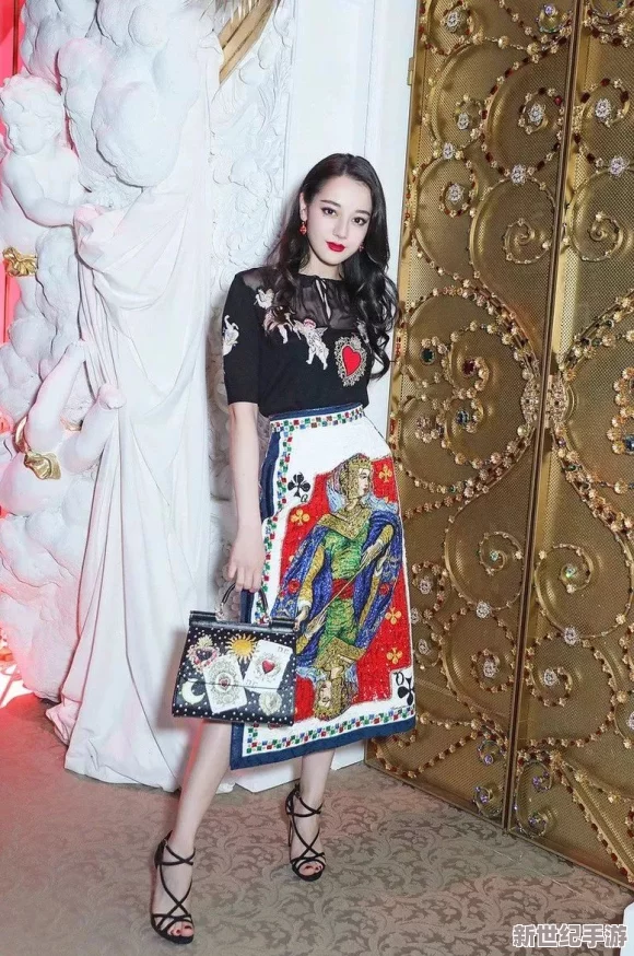 女生迈开腿打扑克，这一场景不仅展现了游戏的趣味性，也反映出年轻人之间轻松愉快的社交氛围