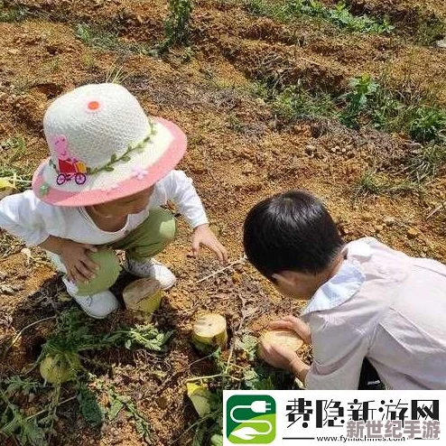 一小孩跟姐姐玩萝卜游戏，童心未泯，乐在其中