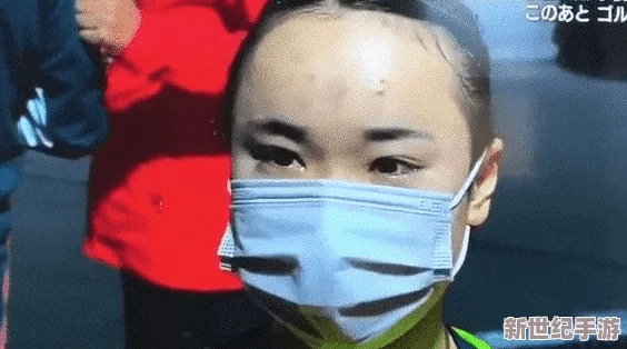 胡桃流口水翻白眼咬铁球，展现出惊人的力量与灵活性，引发网友热议和模仿潮流