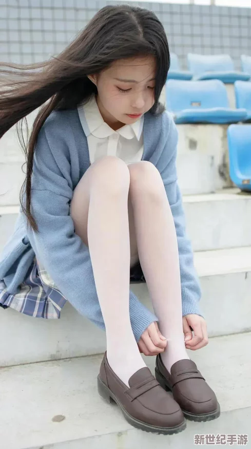 白丝校花,甜美撕掉衣服，引发全校围观，瞬间成为话题焦点，学生们纷纷哗然！