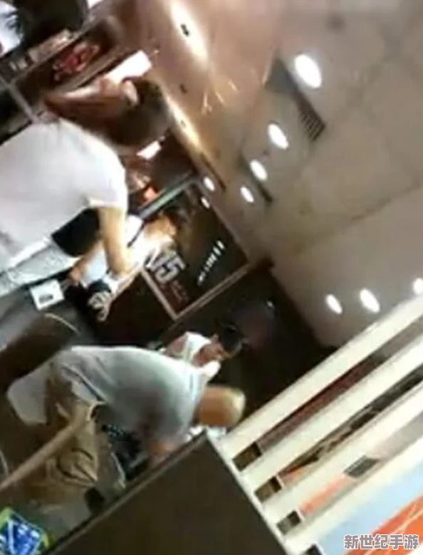 开火车女孩哭的撕心裂肺，目击者惊呼：现场惨状让人无法直视，一幕令人心碎的悲剧瞬间上演！