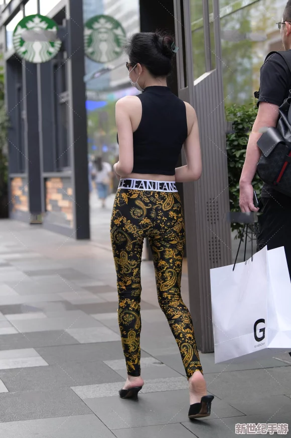 老阿姨激情四射，意外在舞台上呼吁年轻人关注心理健康，引发全场观众热烈反响！