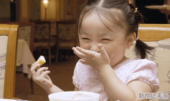 一小孩儿半夜给女生吃困吧，网友纷纷表示：这样的行为太可爱了，但也要注意安全和健康问题！