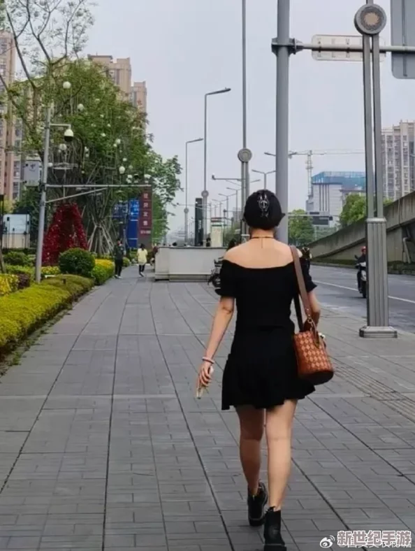 四川少妇搡bbw搡bbbb，反映了社会对女性身体形象和性别角色的复杂看法与讨论