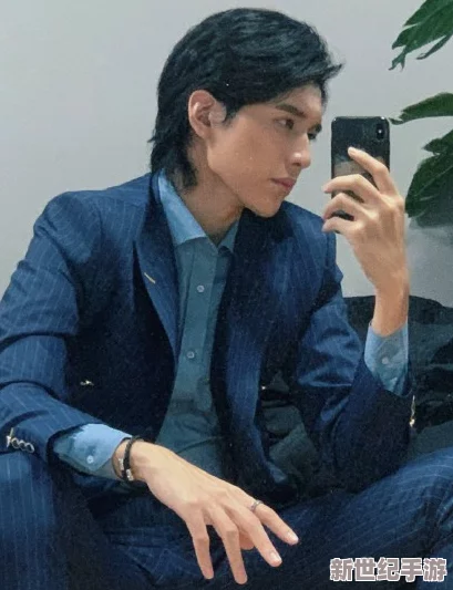 男校霸把男校草玩出水男男，竟然引发全校师生的热议与震惊，背后真相令人难以置信！