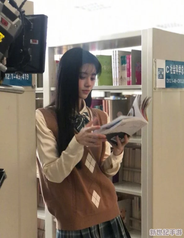 白丝校花被扒开双腿，惊呆全校师生，疑似内幕曝光，网络热议背后真相引发关注！