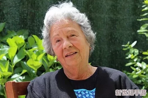 多毛老太被曝出与年轻男子关系暧昧，引发社区热议和传闻