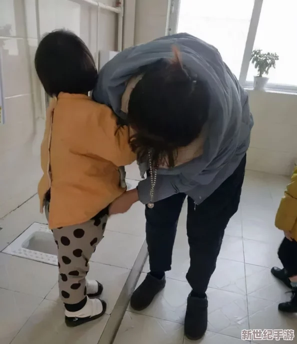 老师扒开内裤被揉出水了视频，竟引发全校师生热议，背后真相令人难以置信！