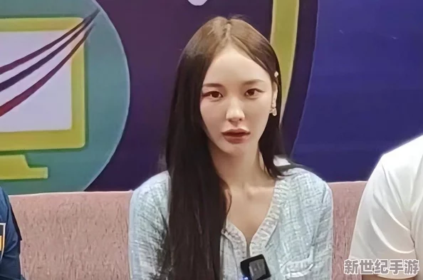 长腿嫩模打开双腿伸吟，竟被曝光与知名导演俬密视频流出，引发网友热议！