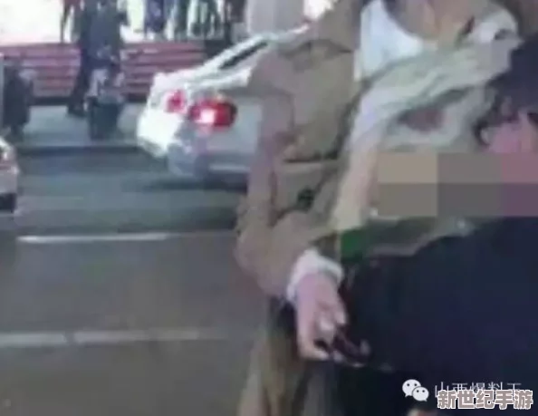 强吻扒衣吻胸摸下面，惊现街头恶性事件，引发公众对安全问题的广泛关注与讨论！