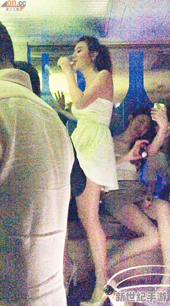 露胸照女主播被曝私生活混乱，背后隐藏惊人秘密引发网友热议！