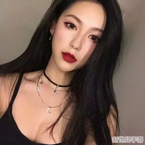 露胸照女主播被曝私生活混乱，背后隐藏惊人秘密引发网友热议！