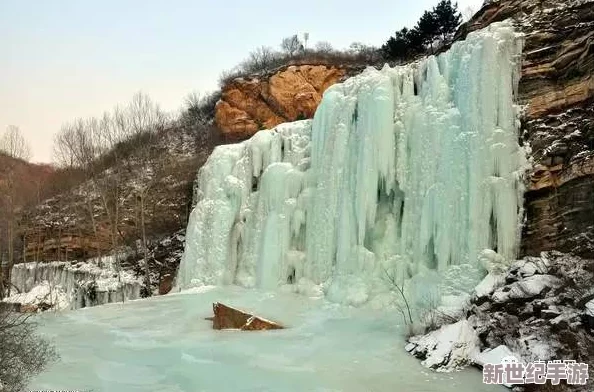 水帘白瀑如饥似渴一丛金璜，令人震惊的自然奇观竟现身偏远乡村，吸引大批游客前来朝圣！