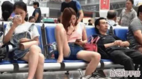 张开腿使劲桶白丝袜美女竟然在公共场合引发围观，网友热议背后真相！