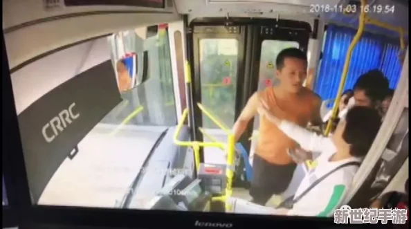 公交车被弄到高朝：一场意外的城市交通事件引发了乘客们的惊讶与讨论，究竟发生了什么？