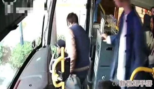 公交车被弄到高朝：一场意外的城市交通事件引发了乘客们的惊讶与讨论，究竟发生了什么？