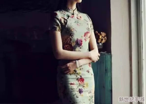旗袍开襟做双人运动，明星情侣被拍到亲密互动，引发网友热议与羡慕！