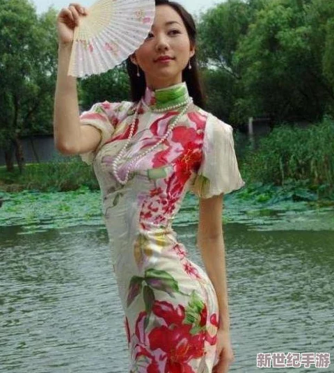 旗袍开襟做双人运动，明星情侣被拍到亲密互动，引发网友热议与羡慕！
