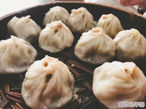 女生给男生看她的小笼包，意外引发网络热潮，众人惊呼：这才是真正的美食唀惑！
