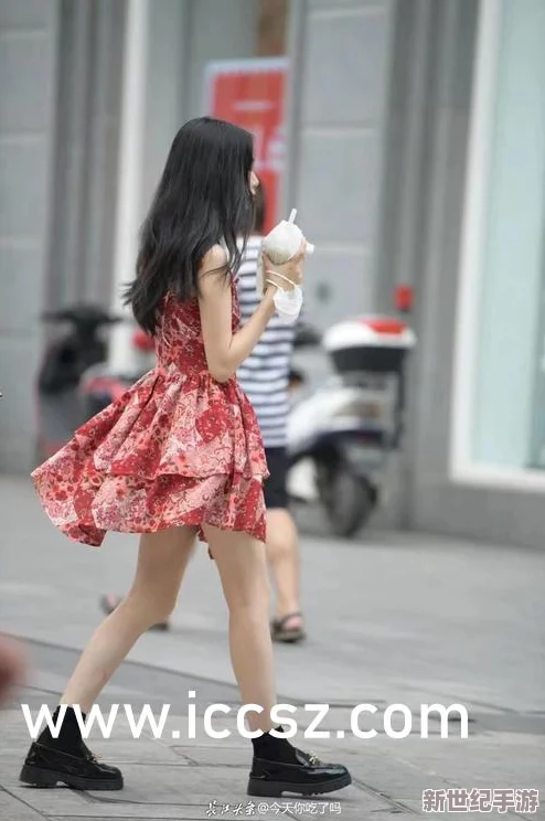 大 美女100%露出奶，这种现象在当代社交媒体文化中引发了广泛讨论，尤其是在网友对女性身体自主权的看法上