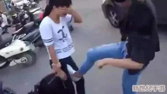 女班长被 c 扒衣服视频软件：校园内竟发生如此丑陋事件，令人心痛不已！