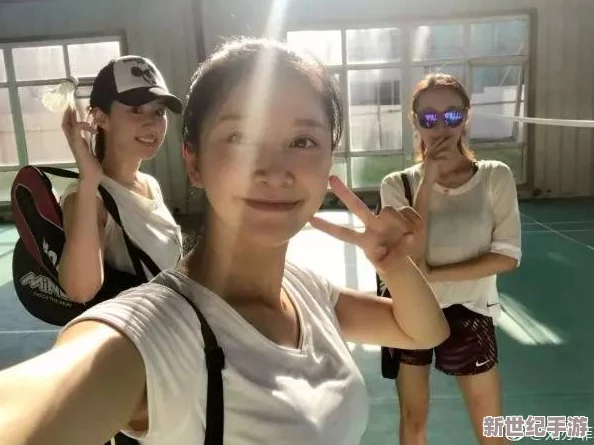 女班长被 c 扒衣服视频软件：校园内竟发生如此丑陋事件，令人心痛不已！