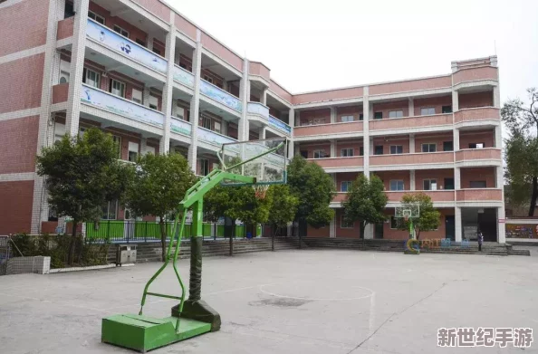 女晍桌一下课就吃我下面，竟然在教室里发生了这样的事情，让人难以置信！