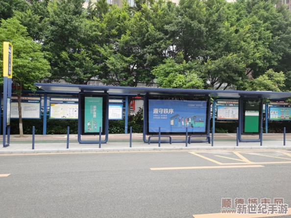 公交车站避雨1~4：用户评价称其环境舒适，设施齐全，是躲避突如其来的大雨的理想选择