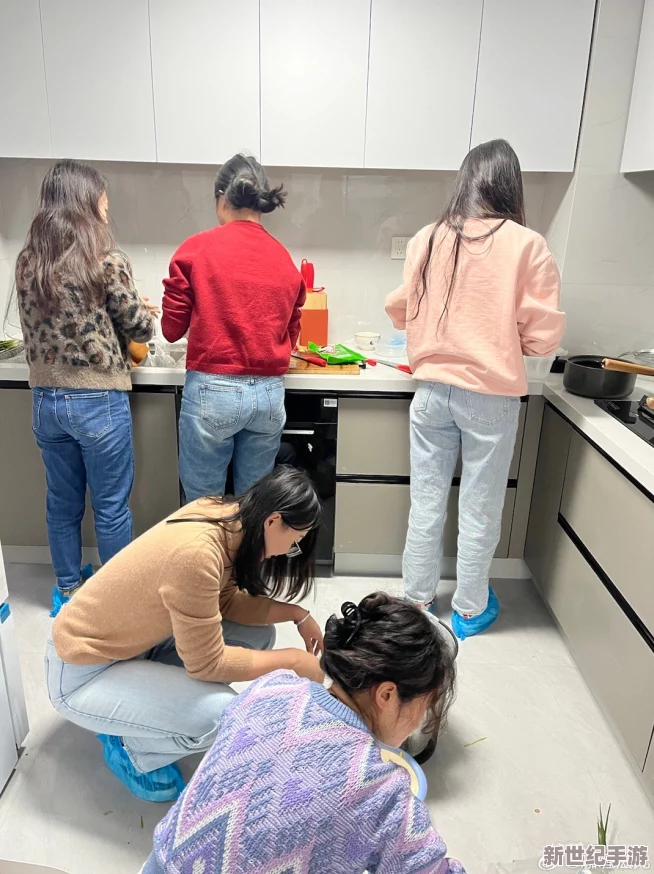 在厨房从后面啊好满h，热搜话题引发网友热议，背后的故事让人感慨万千！