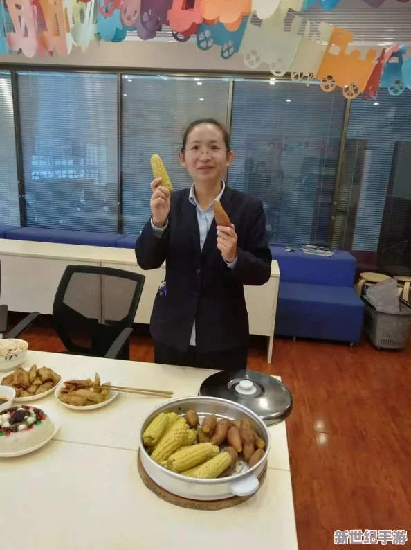 从美食艺术中寻找幸福：厨房里抱着岳沣满大屁股胡秀英的温馨时刻