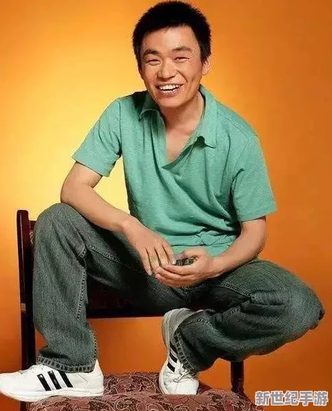秃顶老头因独特发型走红网络，网友热议其背后的故事与生活态度，引发全民关注与讨论！