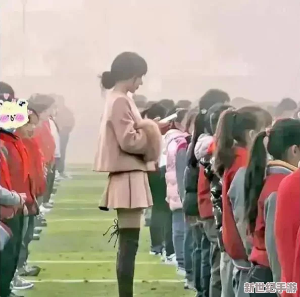 白丝袜老师奖励我吃她脚，校园内外引发热议，网友纷纷讨论师生关系的界限与教育方式的多样性