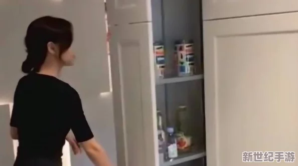 厨房里强摁做开腿伸吟，网友热议：这究竟是生活的真实写照还是另一个社会现象的反映？