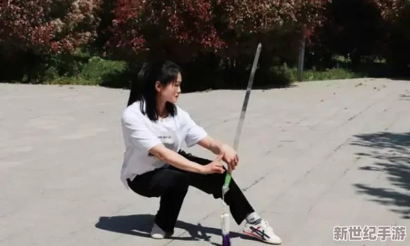 一小孩子喂女孩吃萝卜，温馨画面引发路人围观，童趣瞬间感动众人心弦