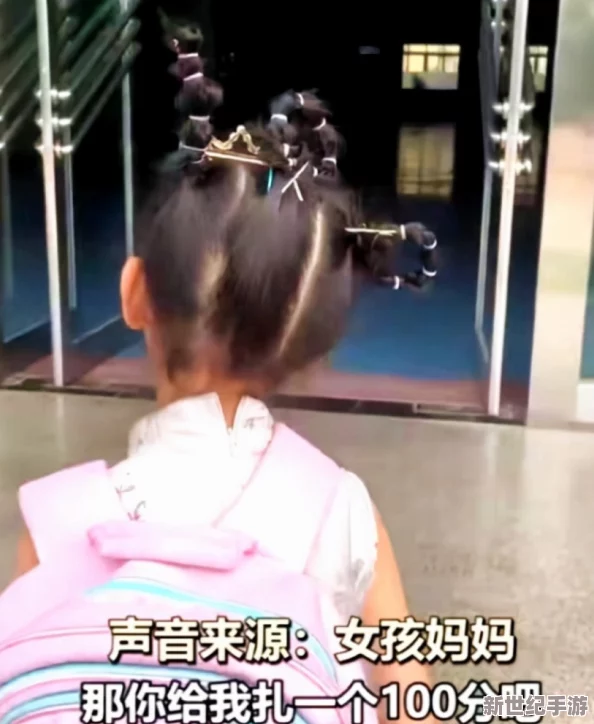一小孩子喂女孩吃萝卜，温馨画面引发路人围观，童趣瞬间感动众人心弦