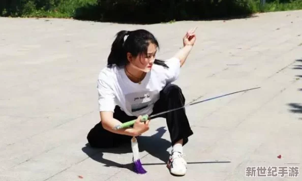一小孩子喂女孩吃萝卜，温馨画面引发路人围观，童趣瞬间感动众人心弦