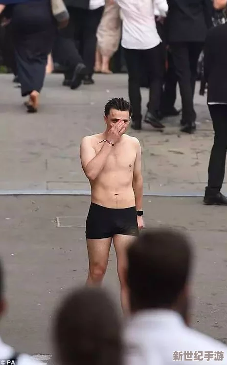 男模脱裤子全身精光gay，社交媒体热议其大胆行为引发网友讨论与争议，时尚界反响不一！